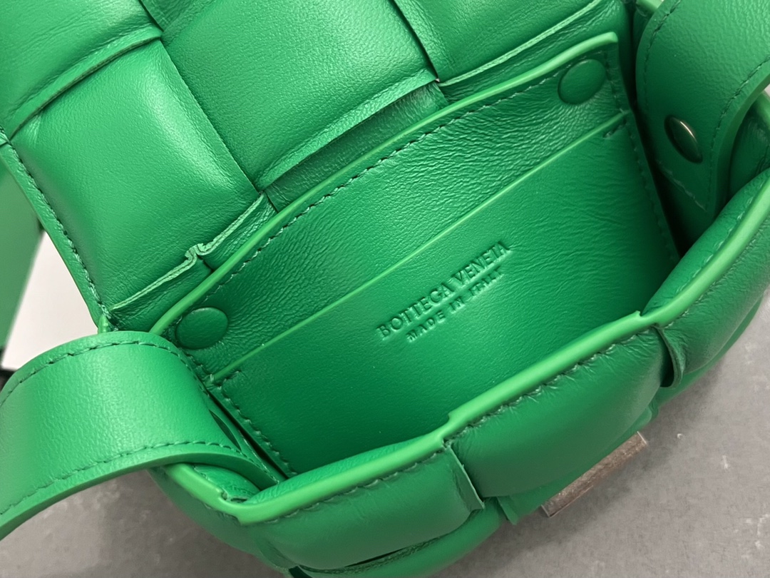 bo*te*ga Ve*ne*ta padded cassette bag-12*8*4cm