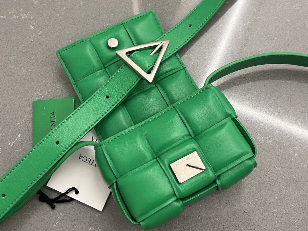 bo*te*ga Ve*ne*ta padded cassette bag-12*8*4cm