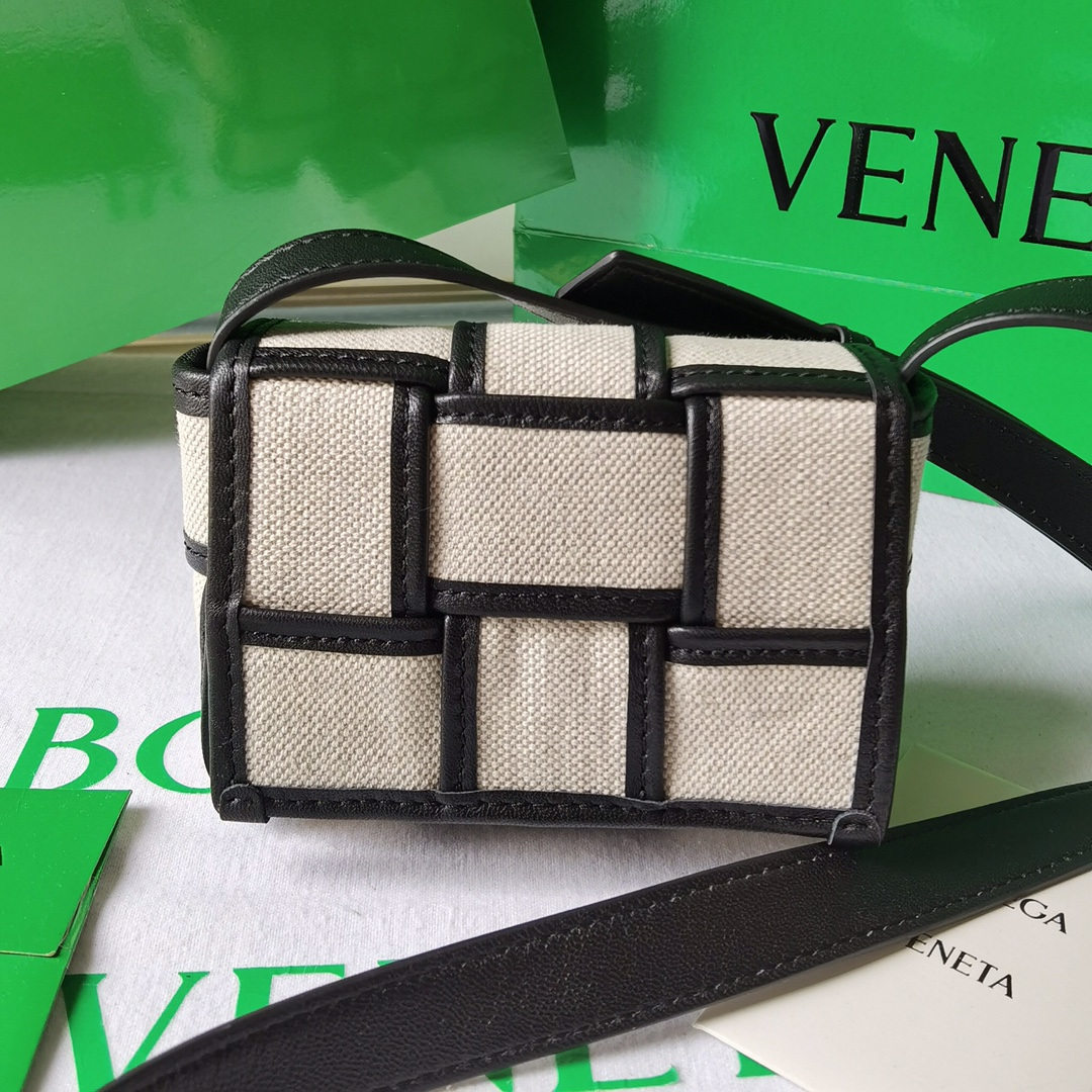 bo*te*ga Ve*ne*ta cassette bag-12x8x4cm