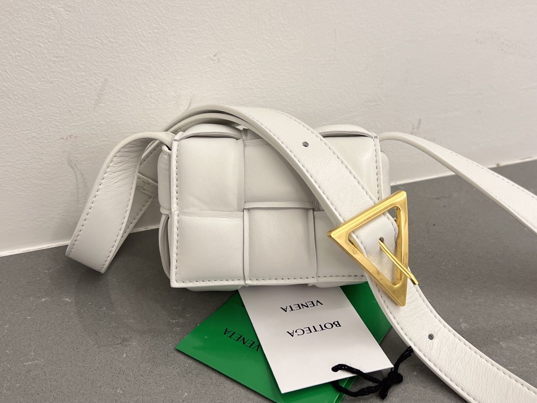 bo*te*ga Ve*ne*ta padded cassette bag-12*8*4cm