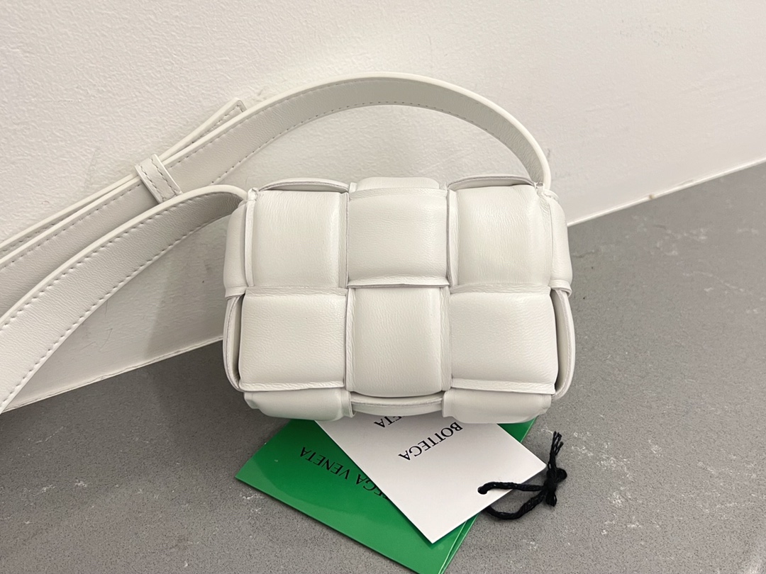 bo*te*ga Ve*ne*ta padded cassette bag-12*8*4cm