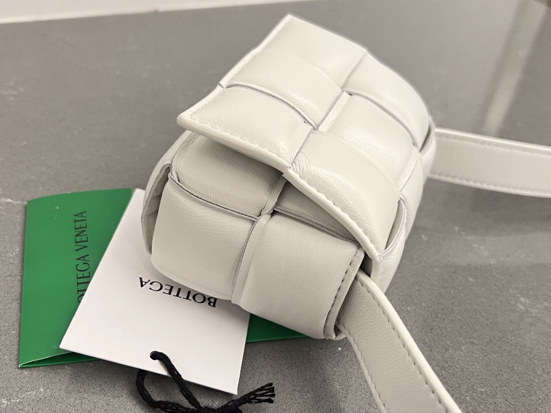 bo*te*ga Ve*ne*ta padded cassette bag-12*8*4cm