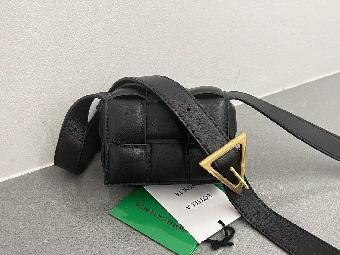 bo*te*ga Ve*ne*ta padded cassette bag-12*8*4cm