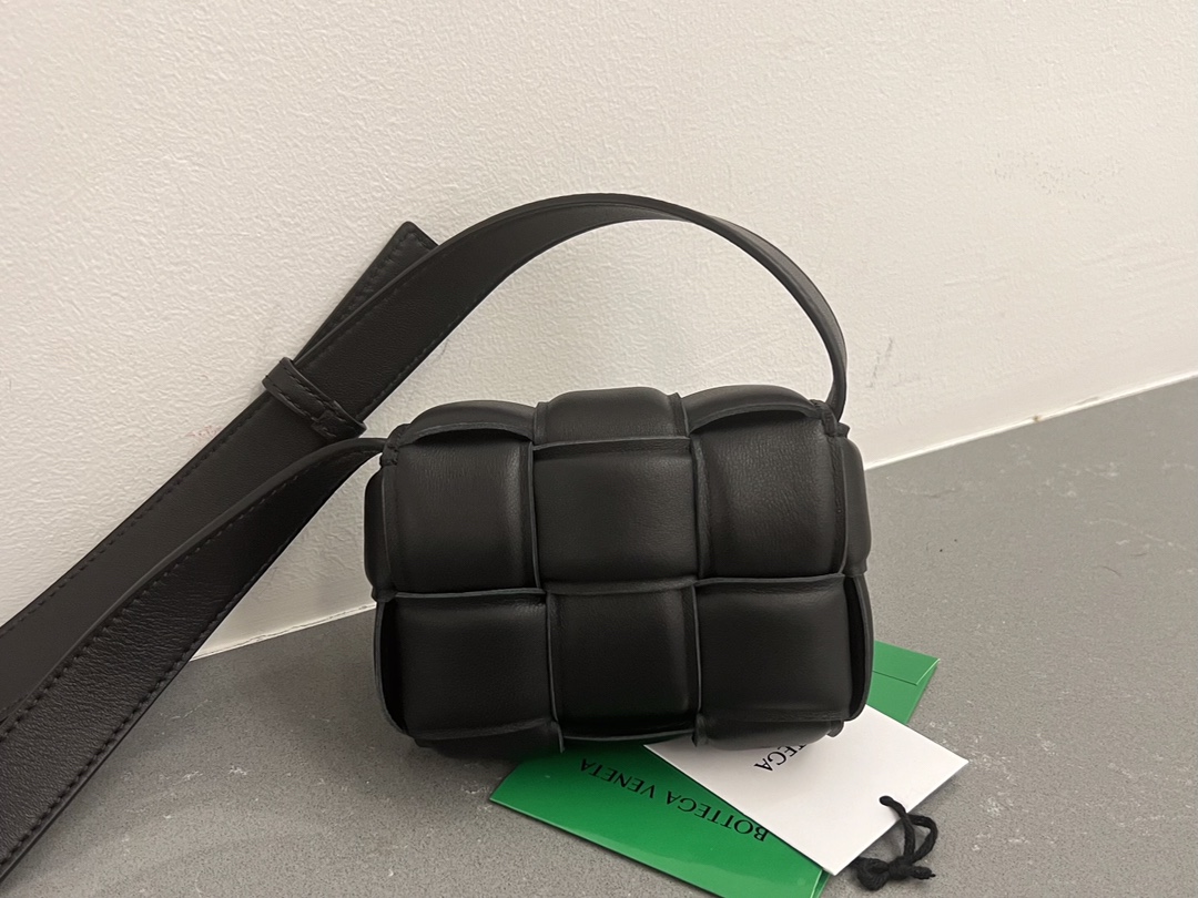 bo*te*ga Ve*ne*ta padded cassette bag-12*8*4cm