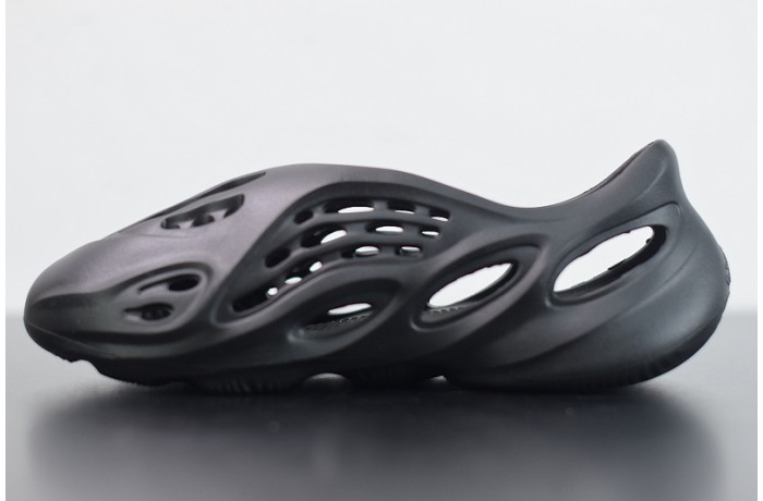 Y**zy foam runnr ararat 7902