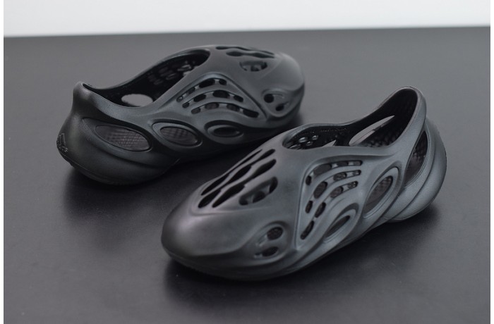 Y**zy foam runnr ararat 7902