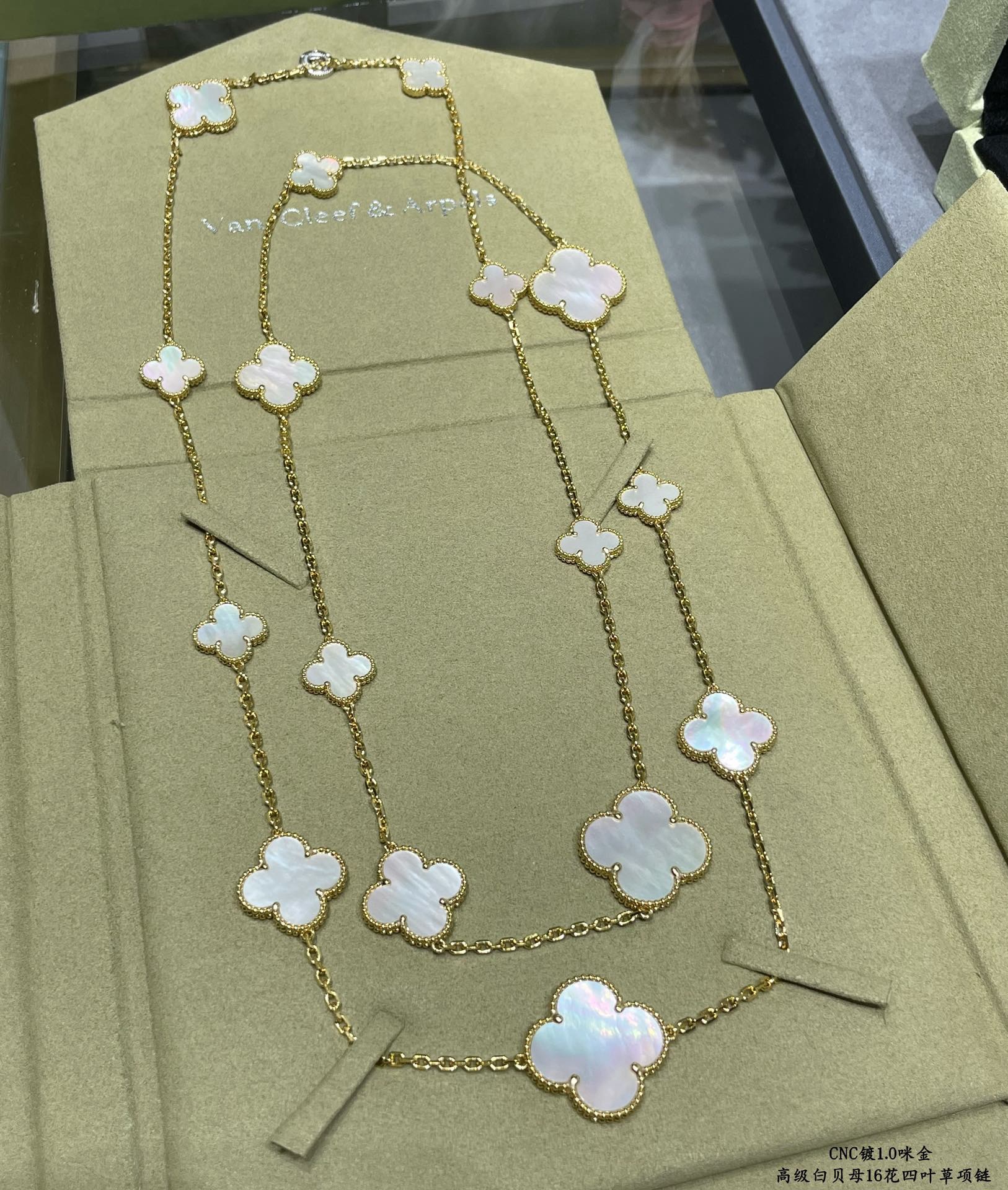 VCA 16-Flower Necklace