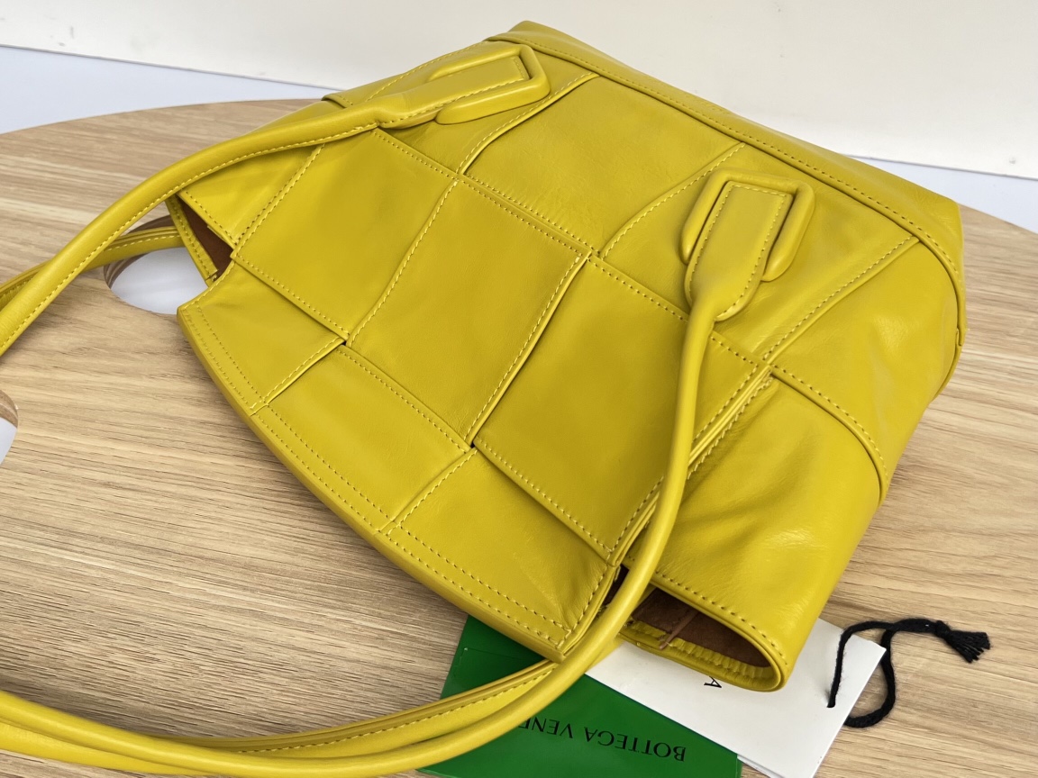 bo*te*ga Ve*ne*ta arco bag-23x21x9cm