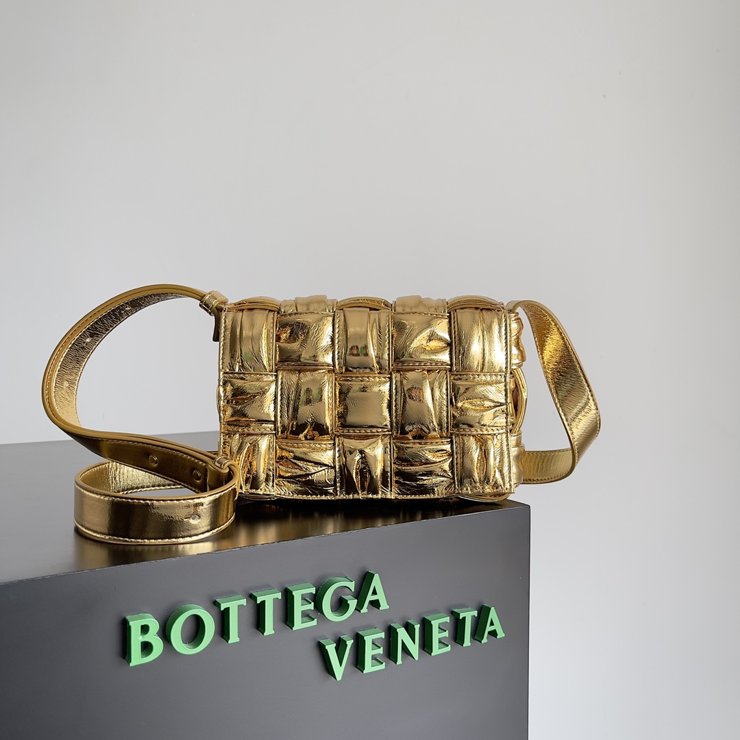 bo*te*ga Ve*ne*ta cassette bag-19*4*12cm