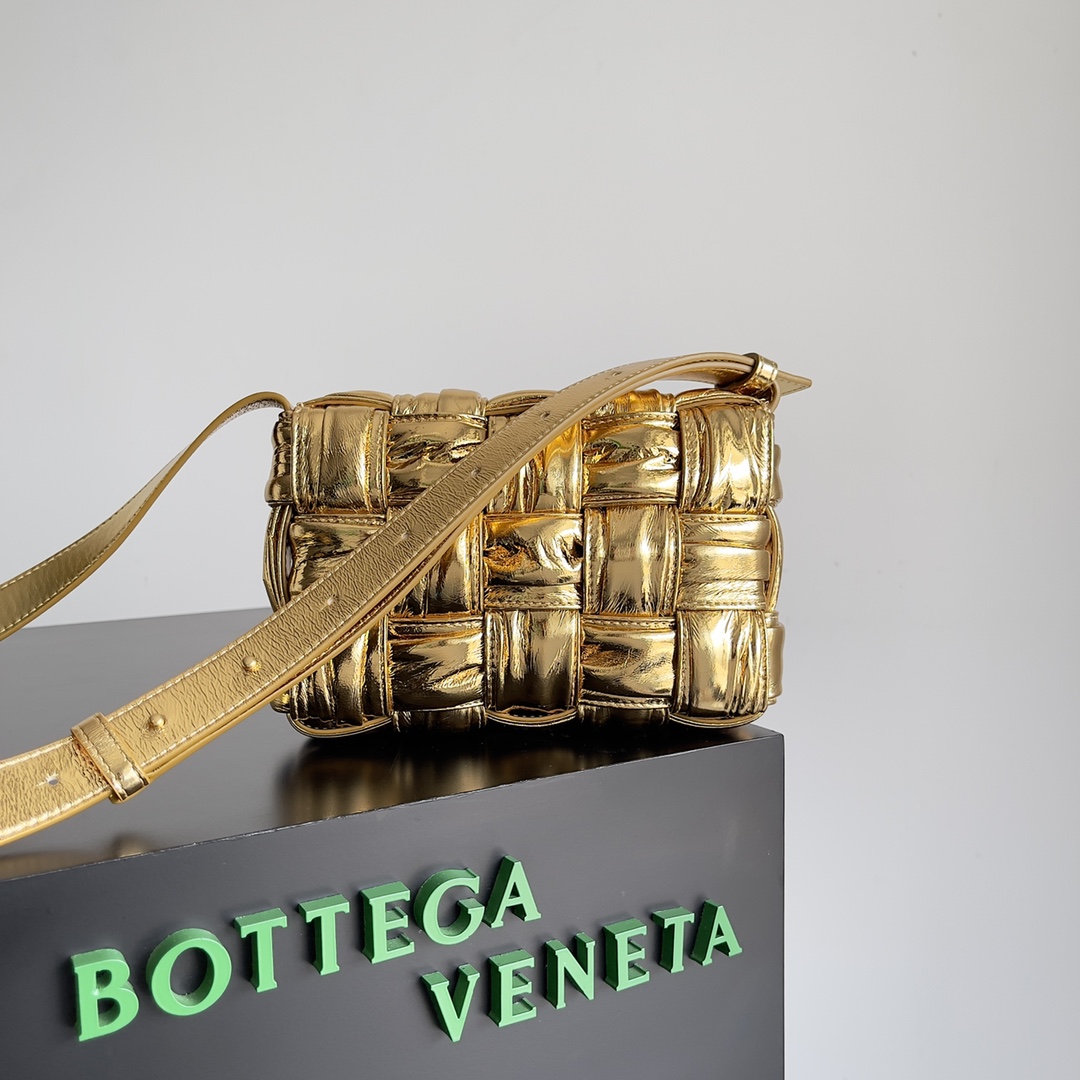 bo*te*ga Ve*ne*ta cassette bag-19*4*12cm