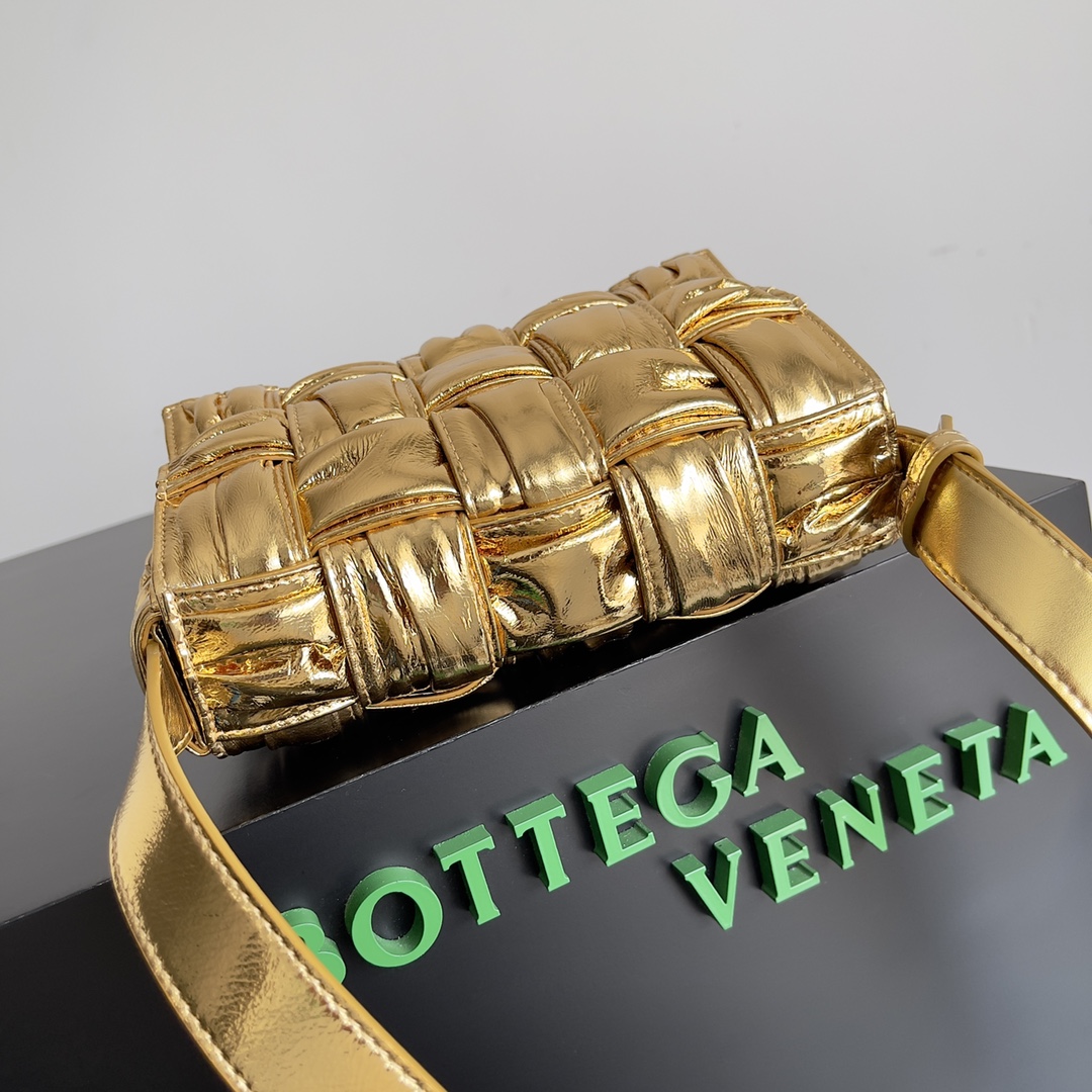 bo*te*ga Ve*ne*ta cassette bag-19*4*12cm