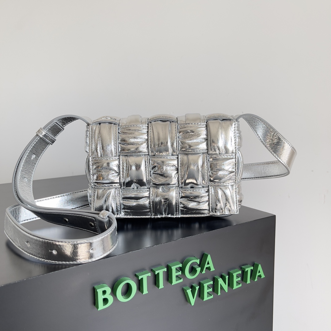 bo*te*ga Ve*ne*ta cassette bag-19*4*12cm