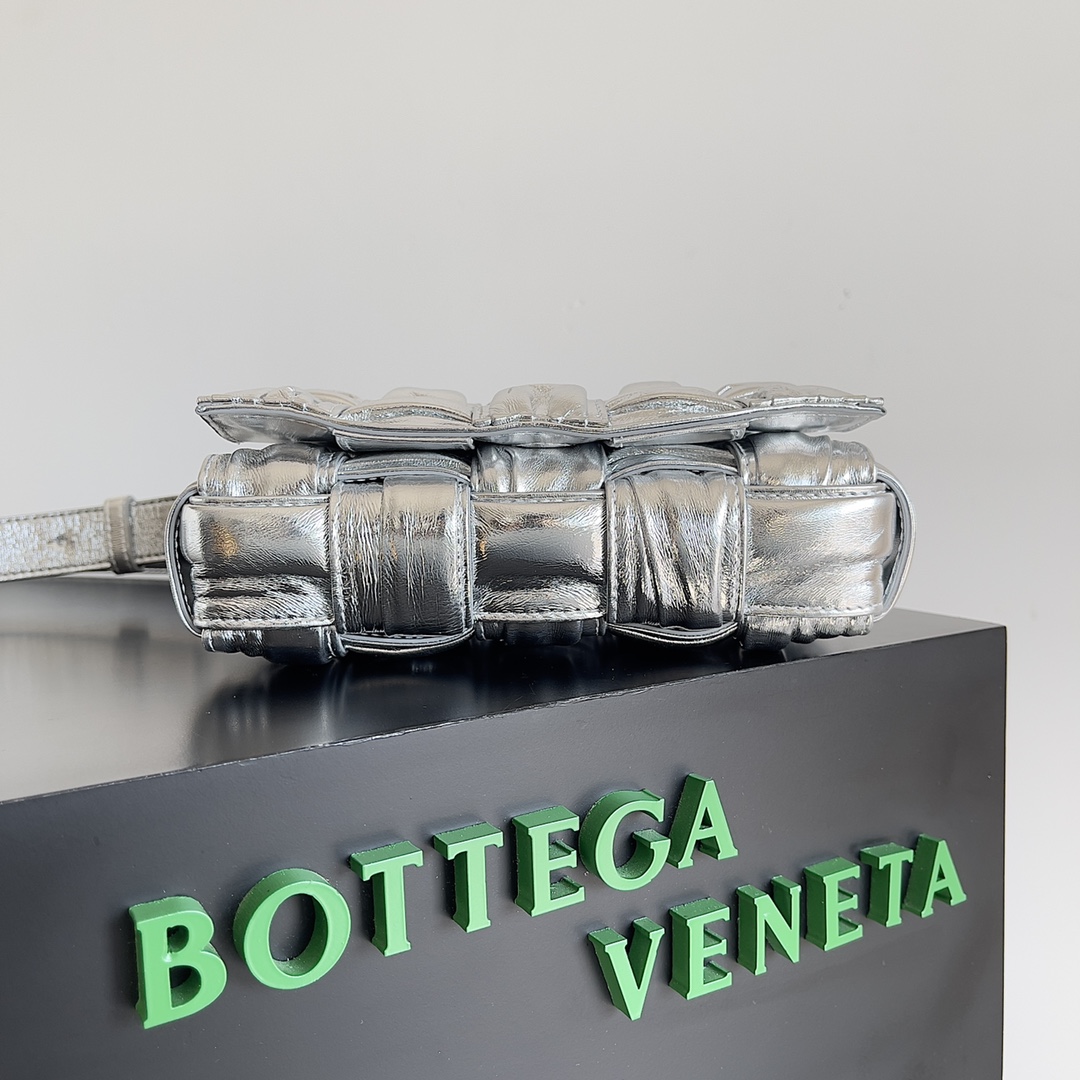 bo*te*ga Ve*ne*ta cassette bag-19*4*12cm