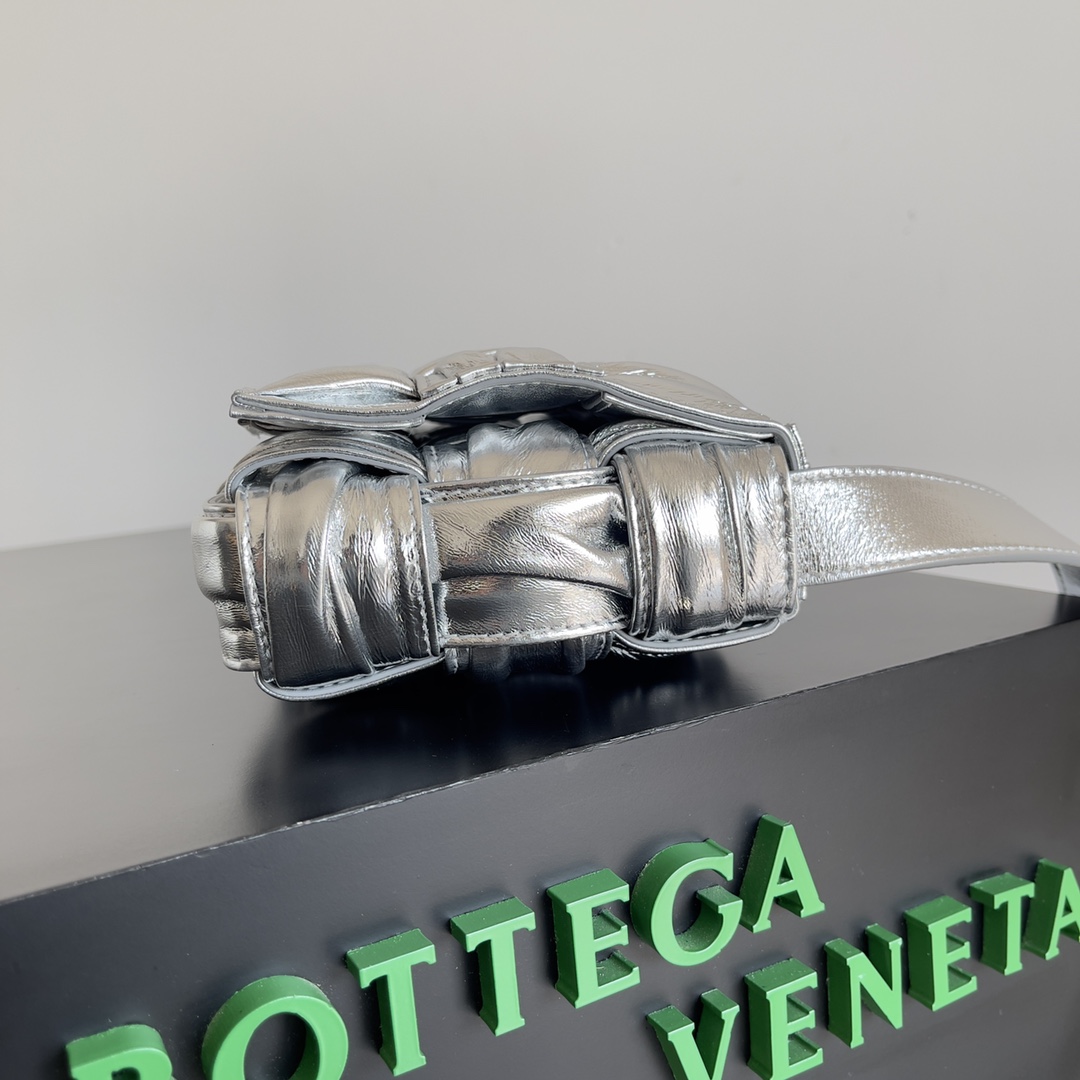 bo*te*ga Ve*ne*ta cassette bag-19*4*12cm
