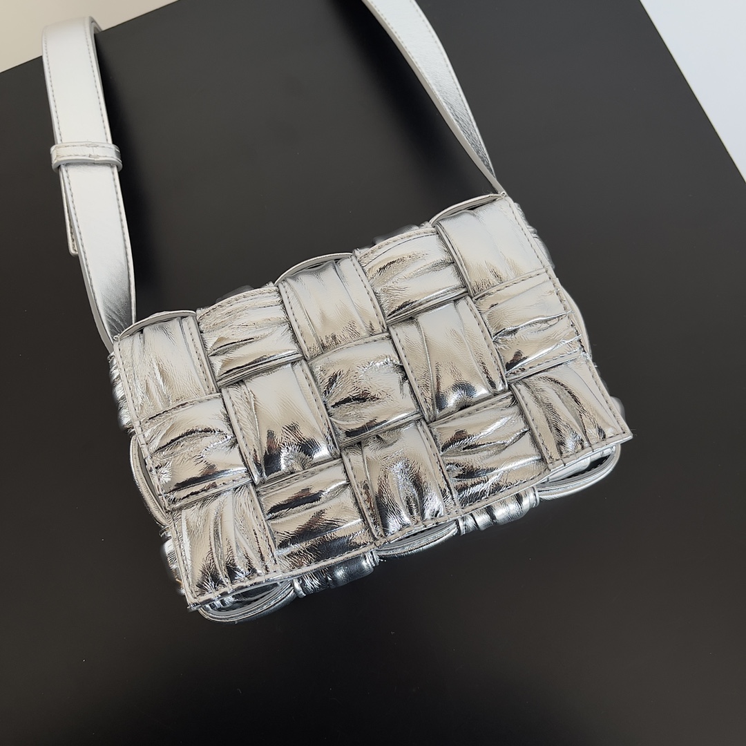 bo*te*ga Ve*ne*ta cassette bag-19*4*12cm