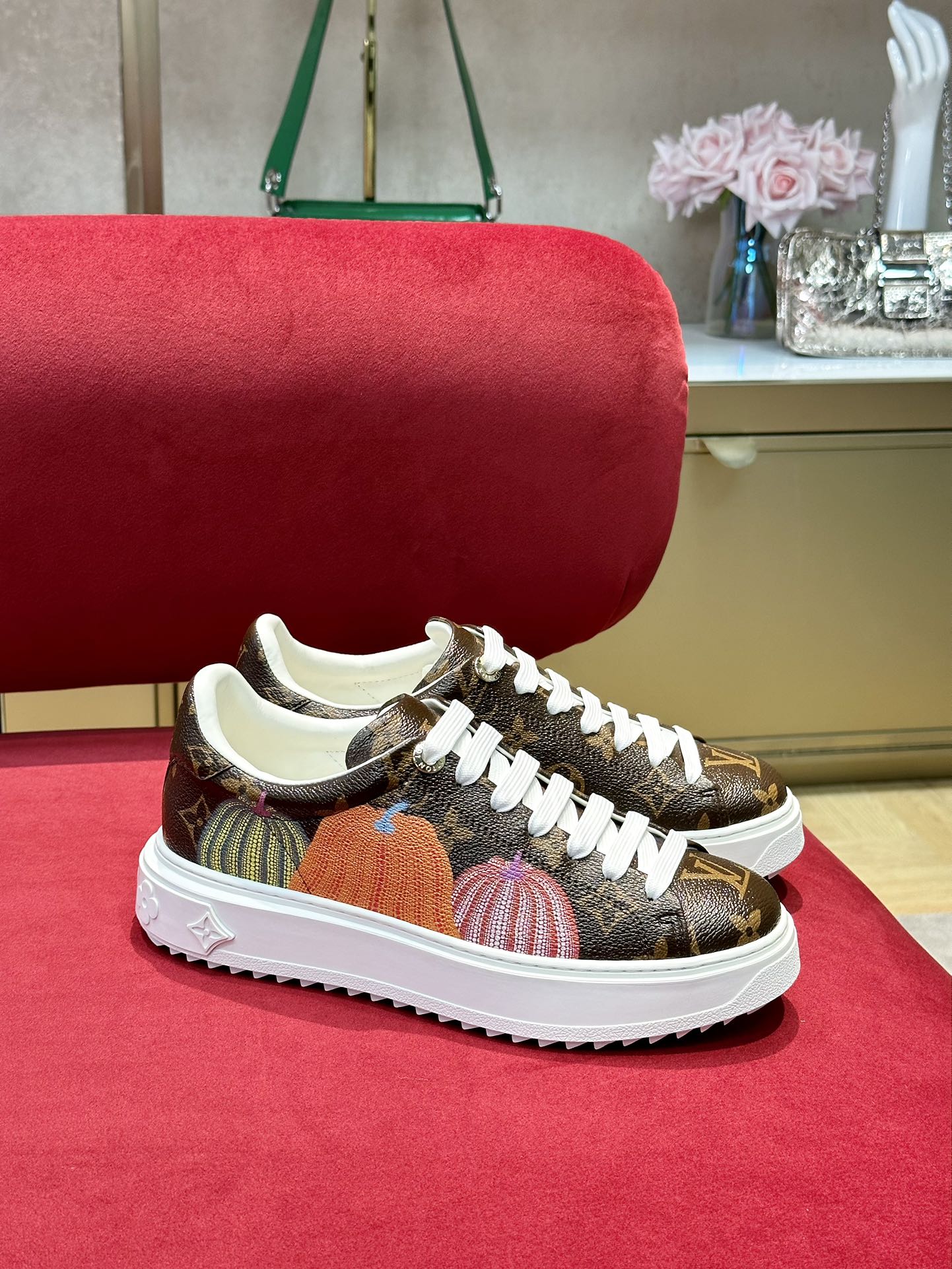 l0*is V*t0n time out sneaker