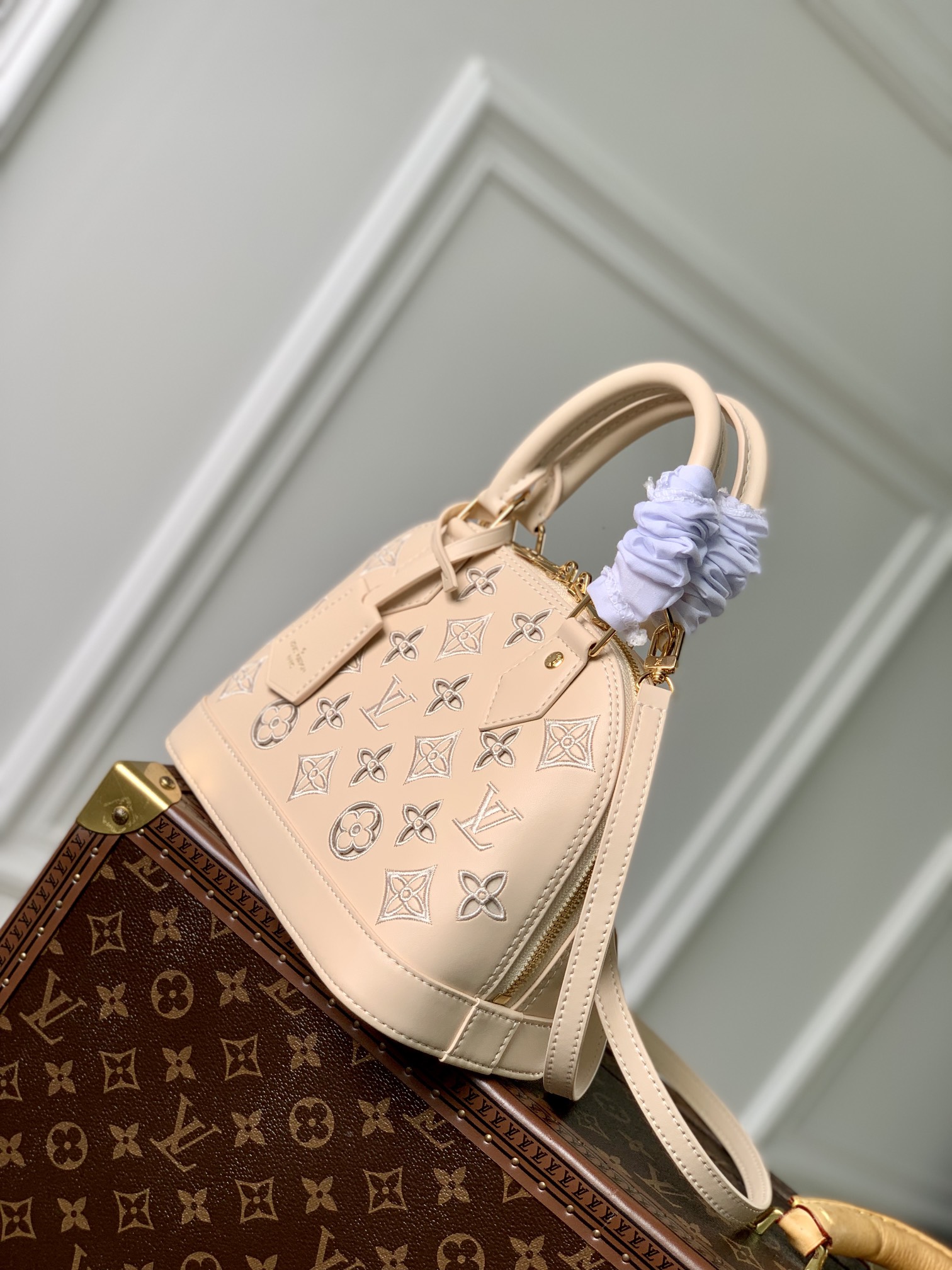 l0*is V*t0n m22878 alma bb-23.5 x 17.5 x 11.5cm