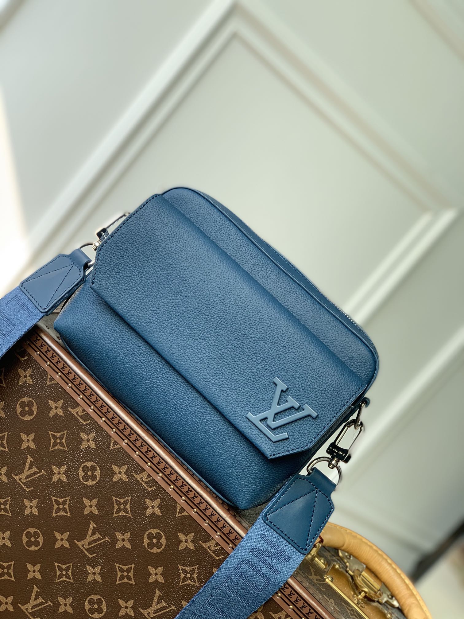 l0*is V*t0n fastline messenger bag-23.5 x 18 x 7cm