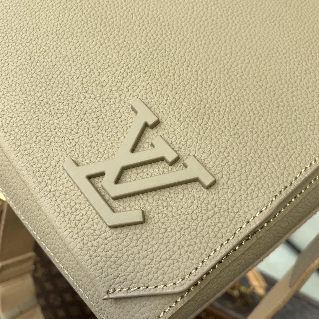 l0*is V*t0n aerogram messenger bag-28 x 24 x 10cm