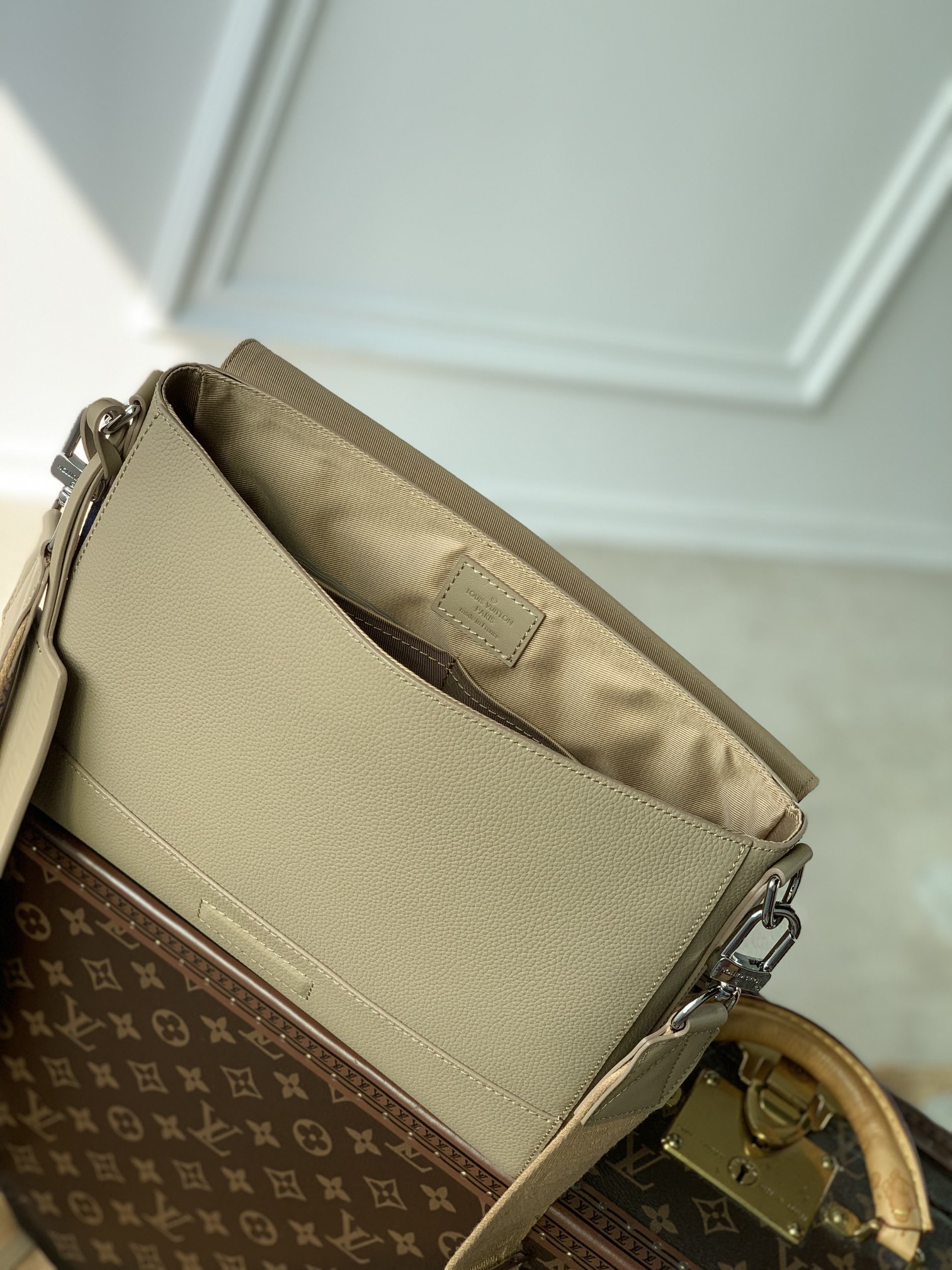 l0*is V*t0n aerogram messenger bag-28 x 24 x 10cm