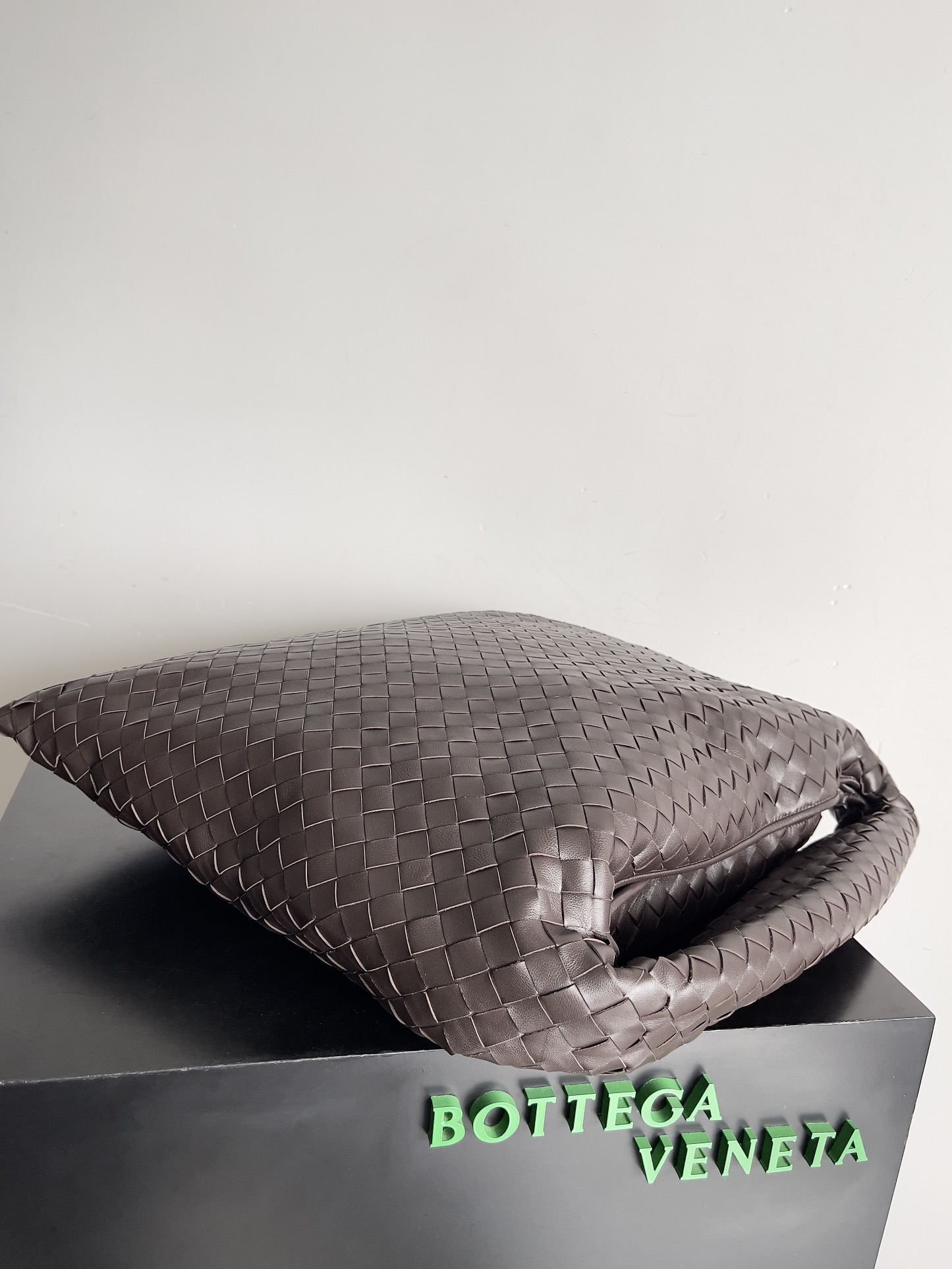 bo*te*ga Ve*ne*ta hop bag-53*24*13cm