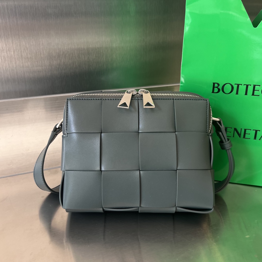 bo*te*ga Ve*ne*ta camera bag-20x15x5cm