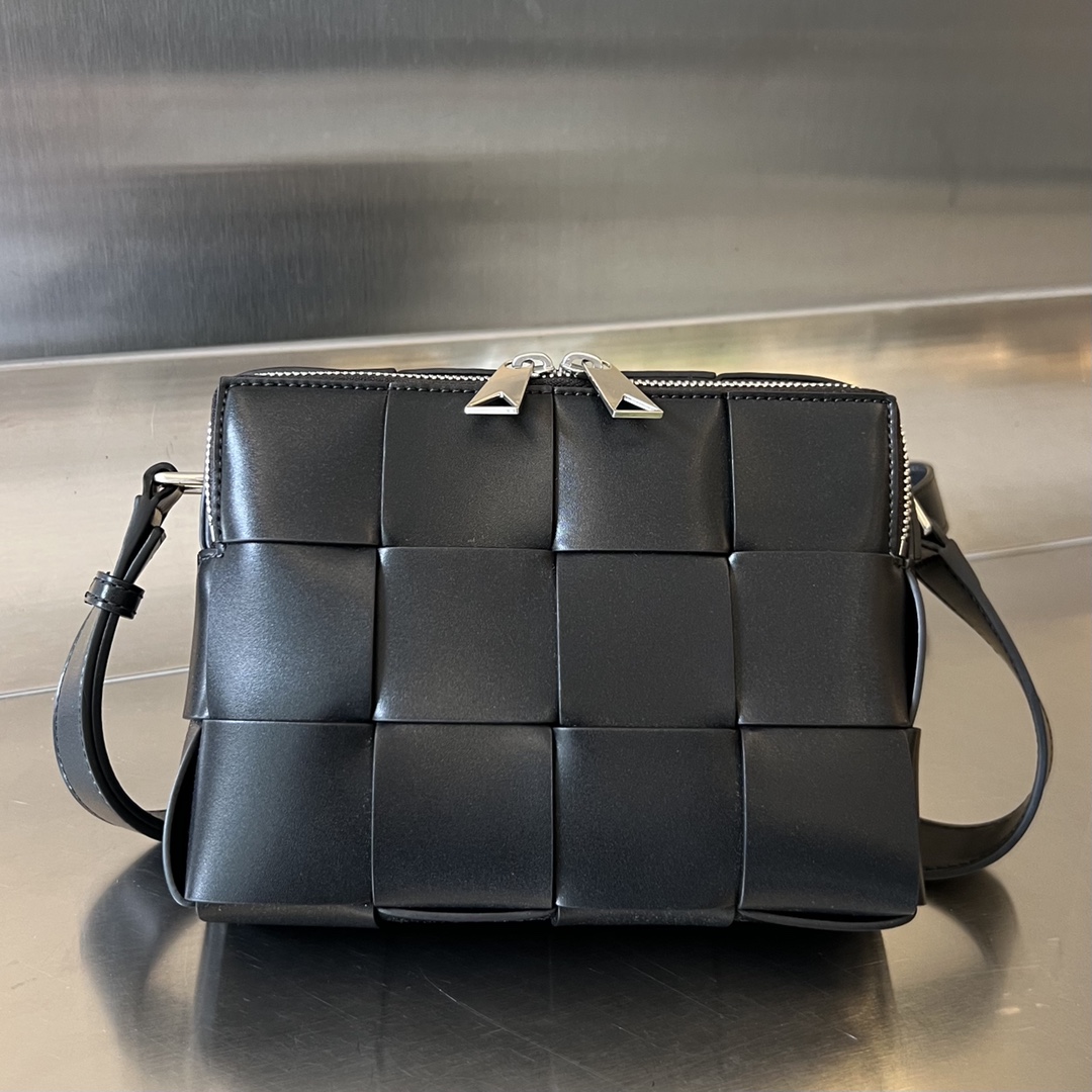 bo*te*ga Ve*ne*ta camera bag-20x15x5cm