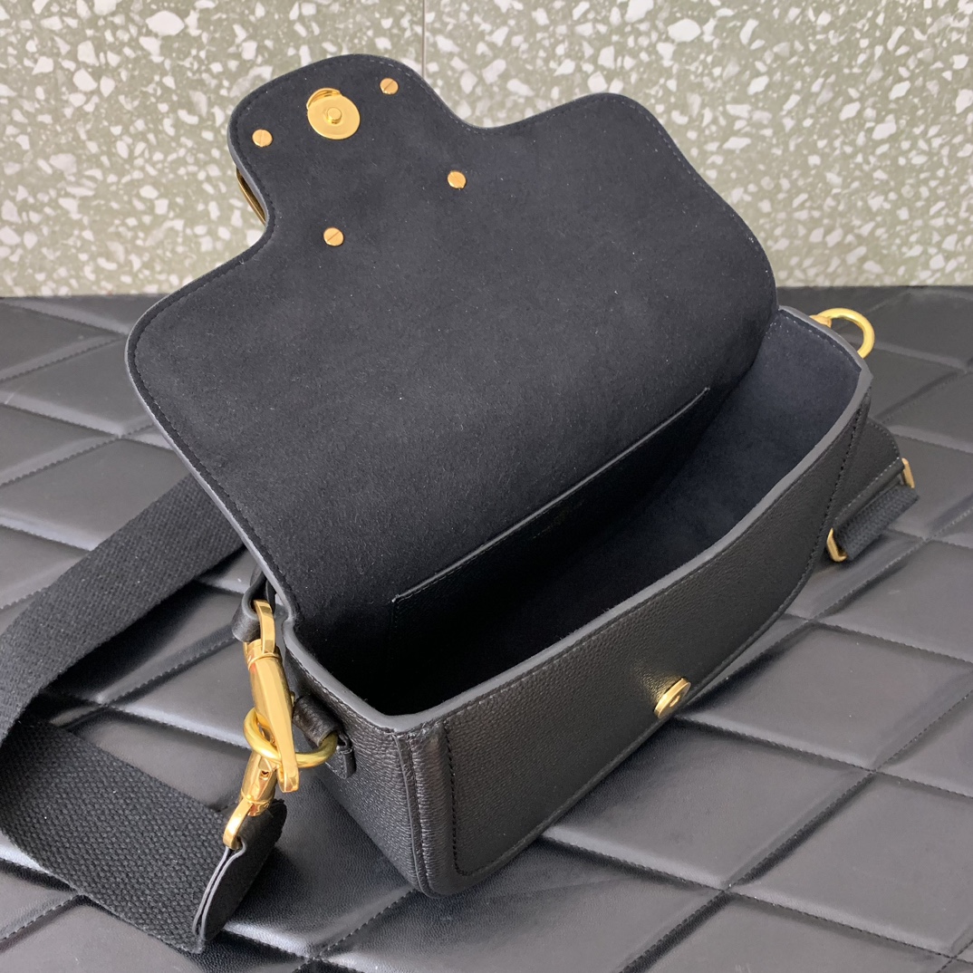 Valentino Garavani Allnite Bag-23.5✖️18✖️8CM