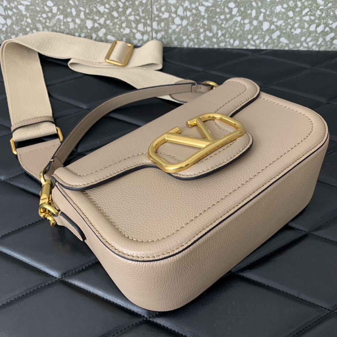 Valentino Garavani Allnite Bag-23.5✖️18✖️8CM