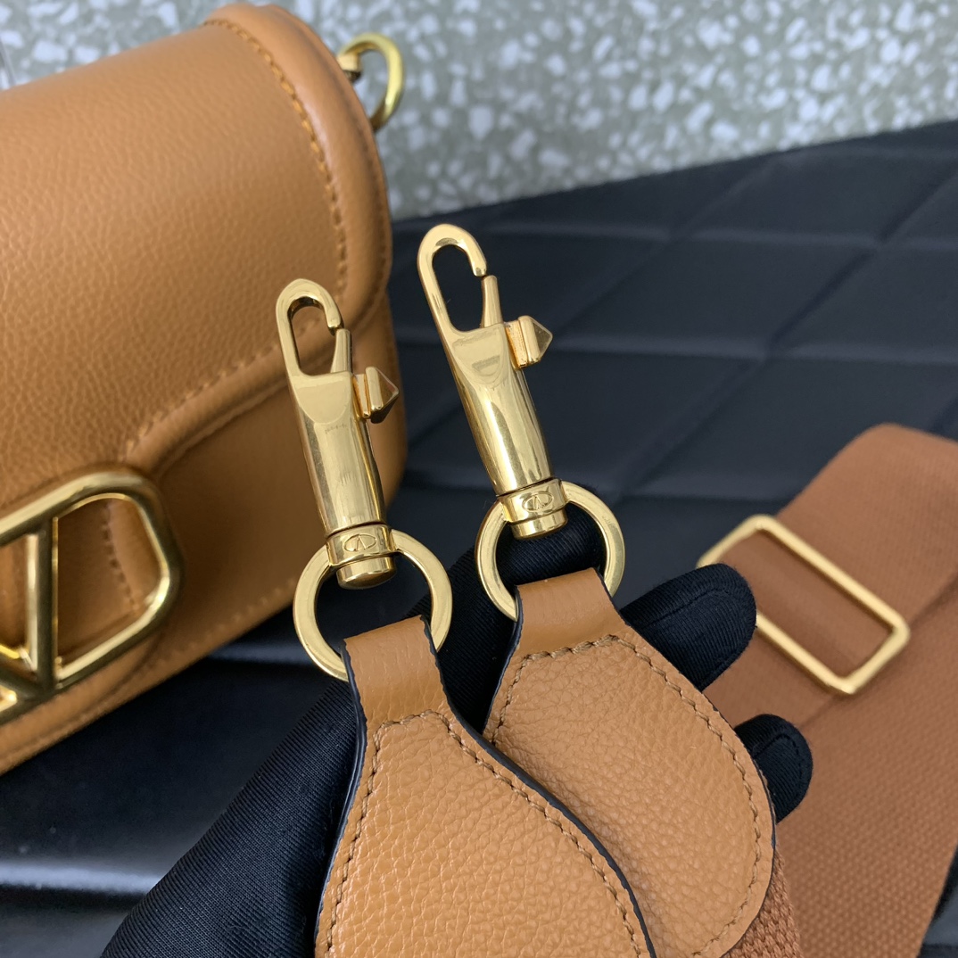 Valentino Garavani Allnite Bag-23.5✖️18✖️8CM