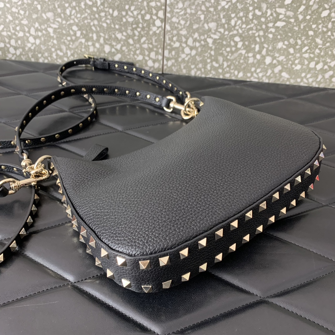 Valentino Garavani Rockstud Hobo Bag-6✖️4✖️16CM