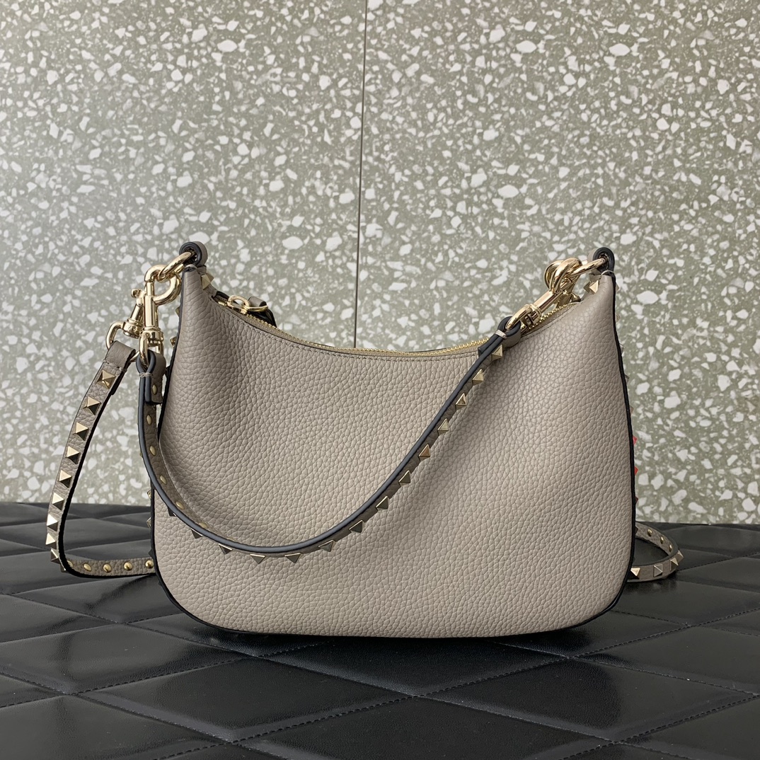 Valentino Garavani Rockstud Hobo Bag-6✖️4✖️16CM