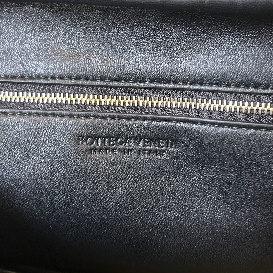 bo*te*ga Ve*ne*ta getaway bag-23.5x17.5x9cm