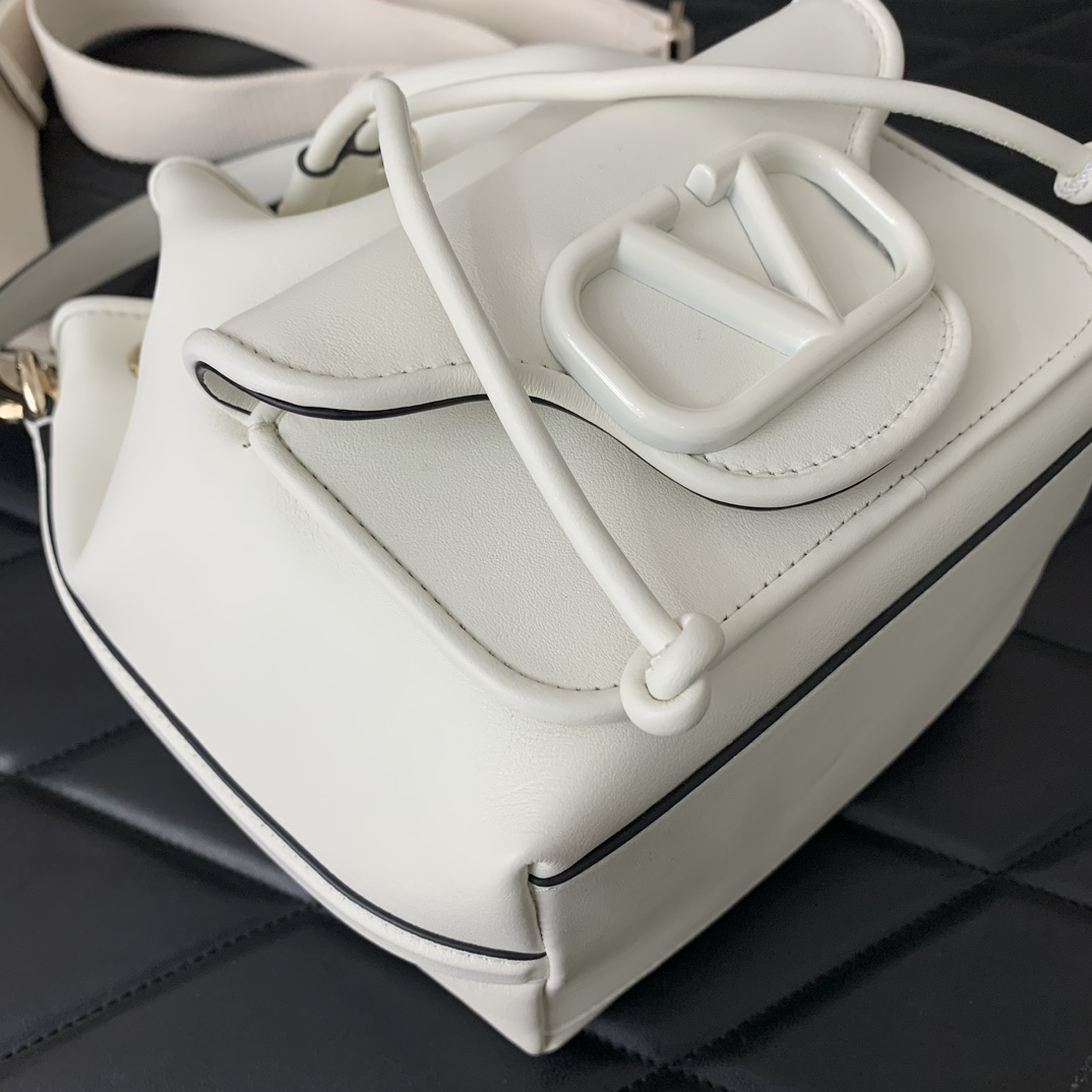 Valentino Alentino Garavani Loco Bag-16*19*11CM