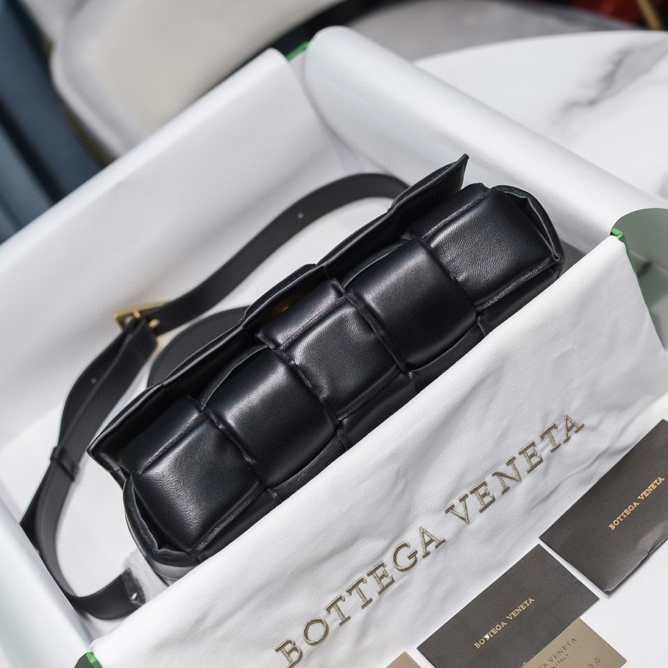 bo*te*ga Ve*ne*ta padded cassette bag-26*18*8cm