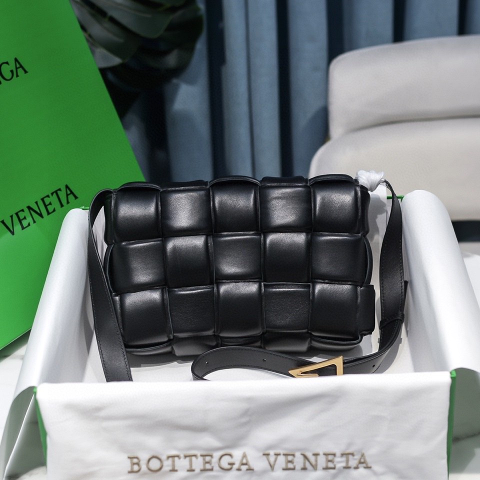 bo*te*ga Ve*ne*ta padded cassette bag-26*18*8cm