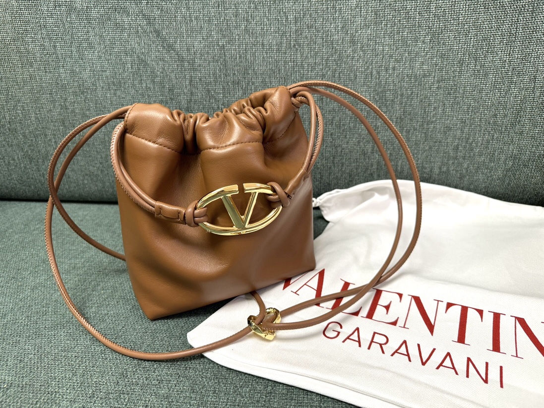 Valentino Garavani Vlogo Pouf Bag-20x17x8CM
