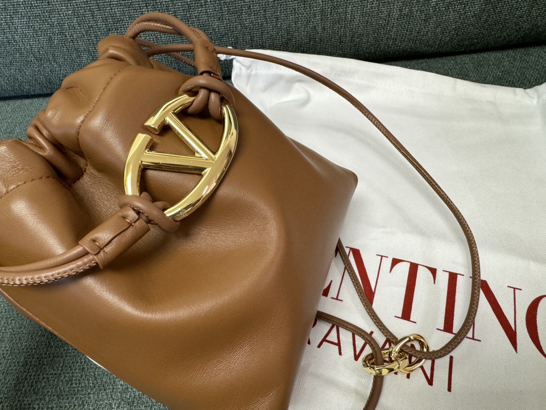 Valentino Garavani Vlogo Pouf Bag-20x17x8CM