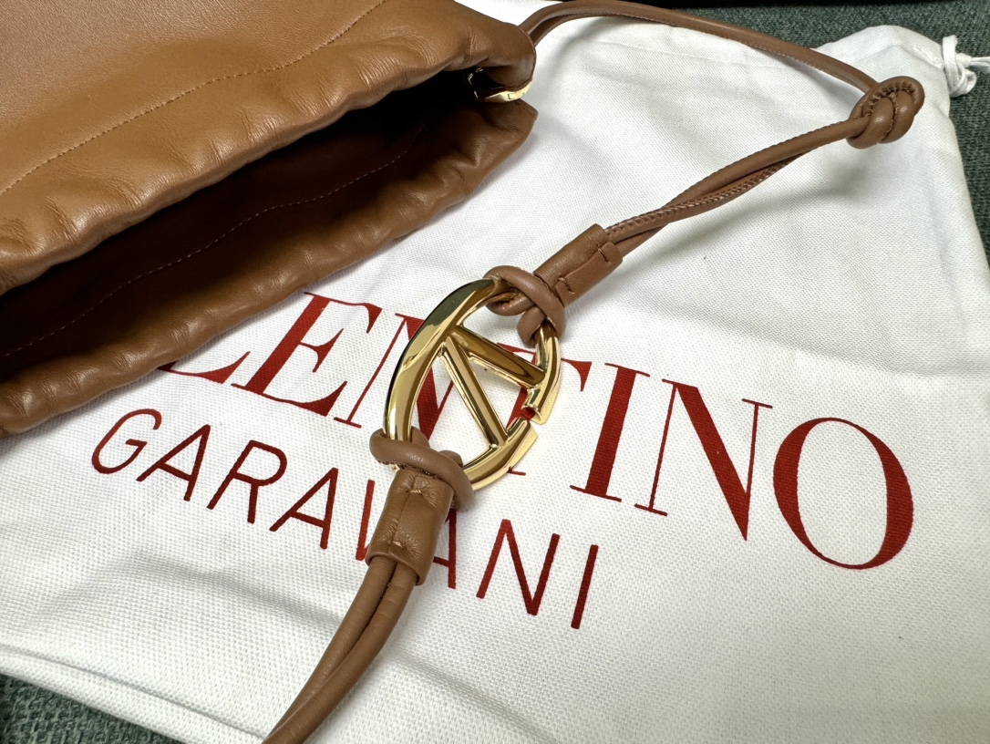 Valentino Garavani Vlogo Pouf Bag-20x17x8CM