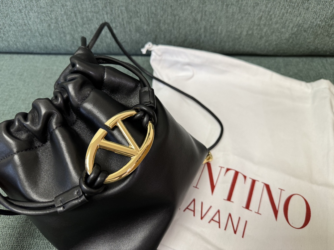 Valentino Garavani Vlogo Pouf Bag-20x17x8CM