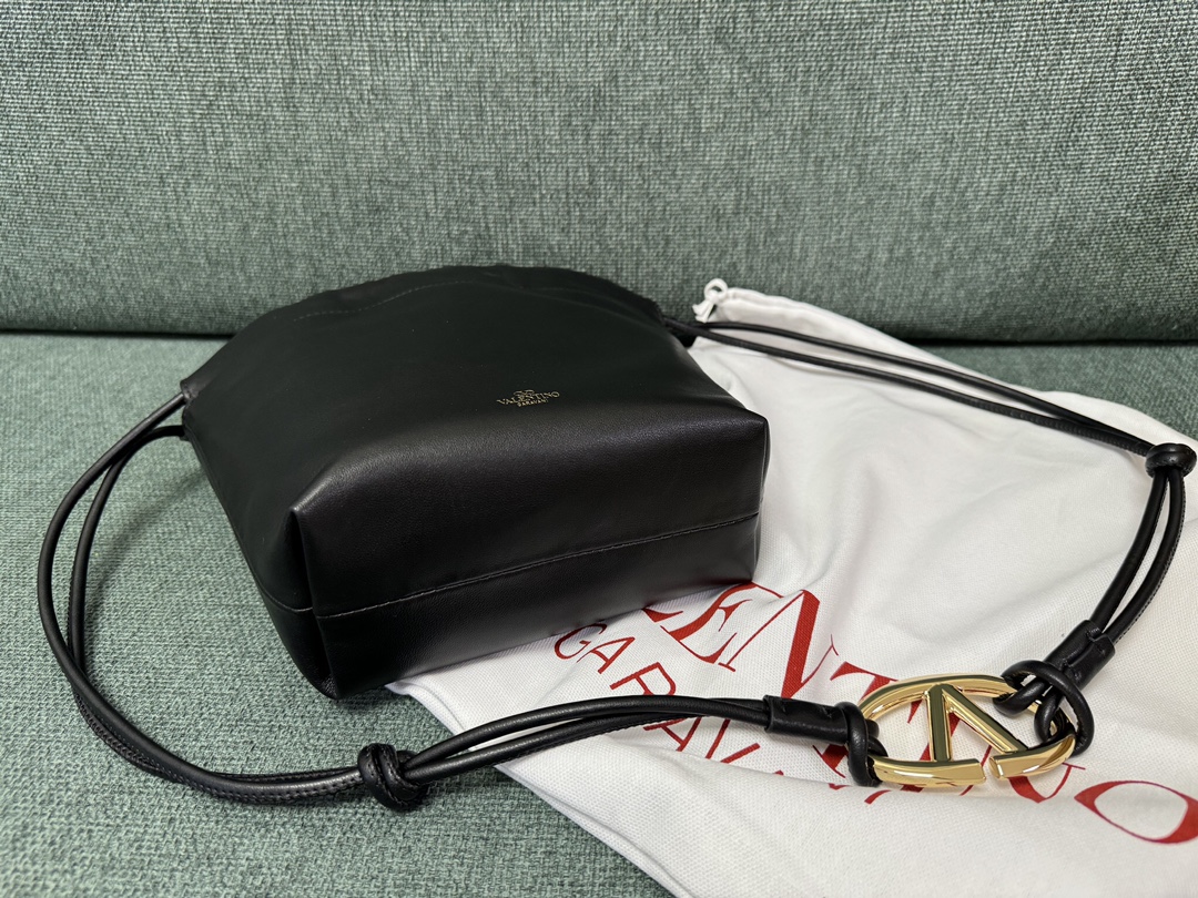 Valentino Garavani Vlogo Pouf Bag-20x17x8CM