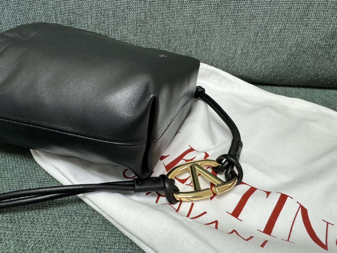 Valentino Garavani Vlogo Pouf Bag-20x17x8CM