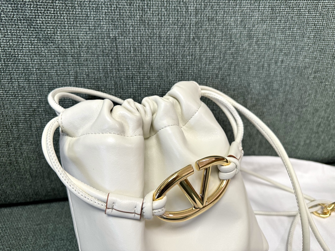 Valentino Garavani Vlogo Pouf Bag-20x17x8CM