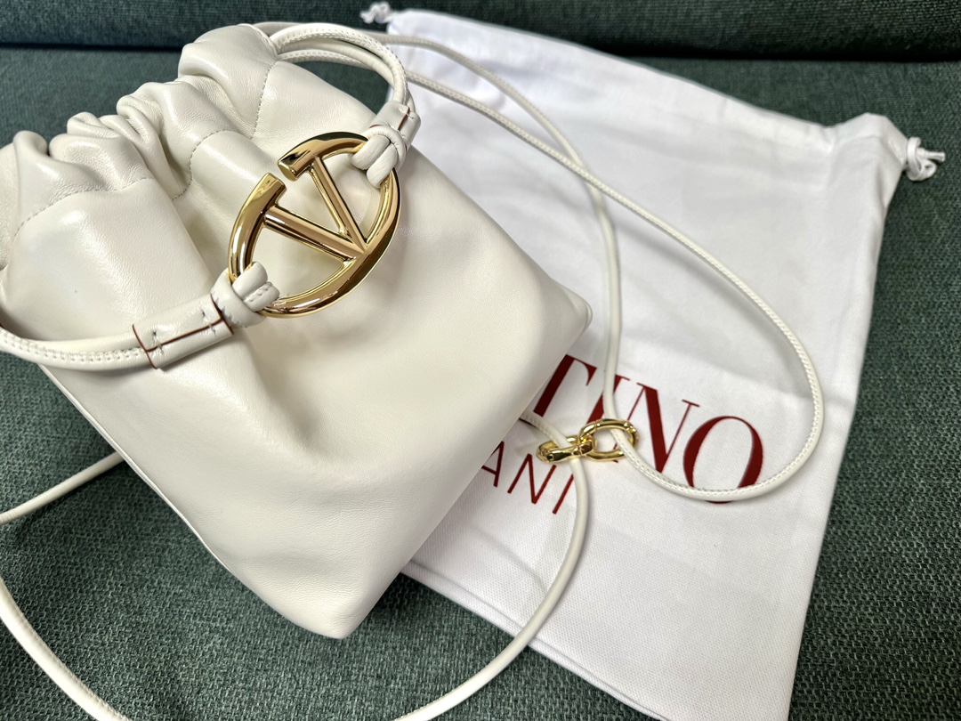 Valentino Garavani Vlogo Pouf Bag-20x17x8CM