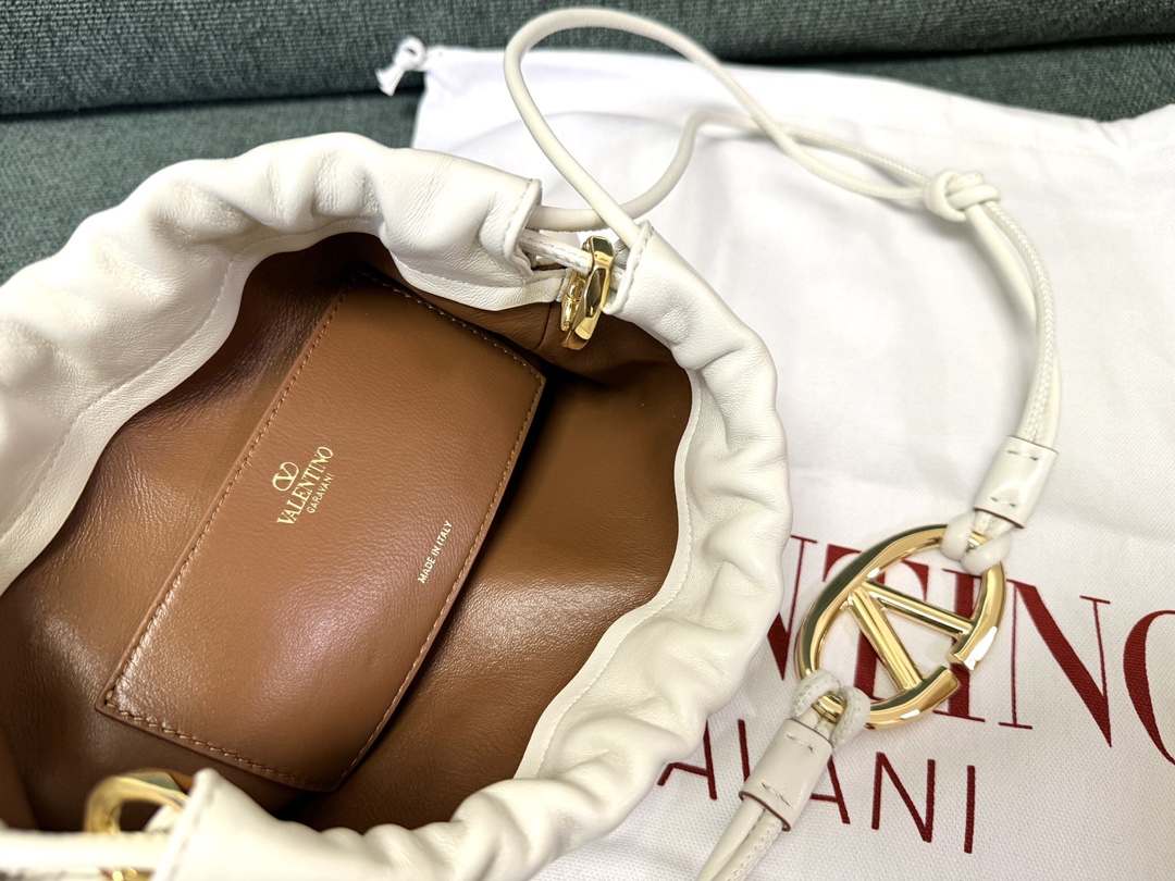 Valentino Garavani Vlogo Pouf Bag-20x17x8CM
