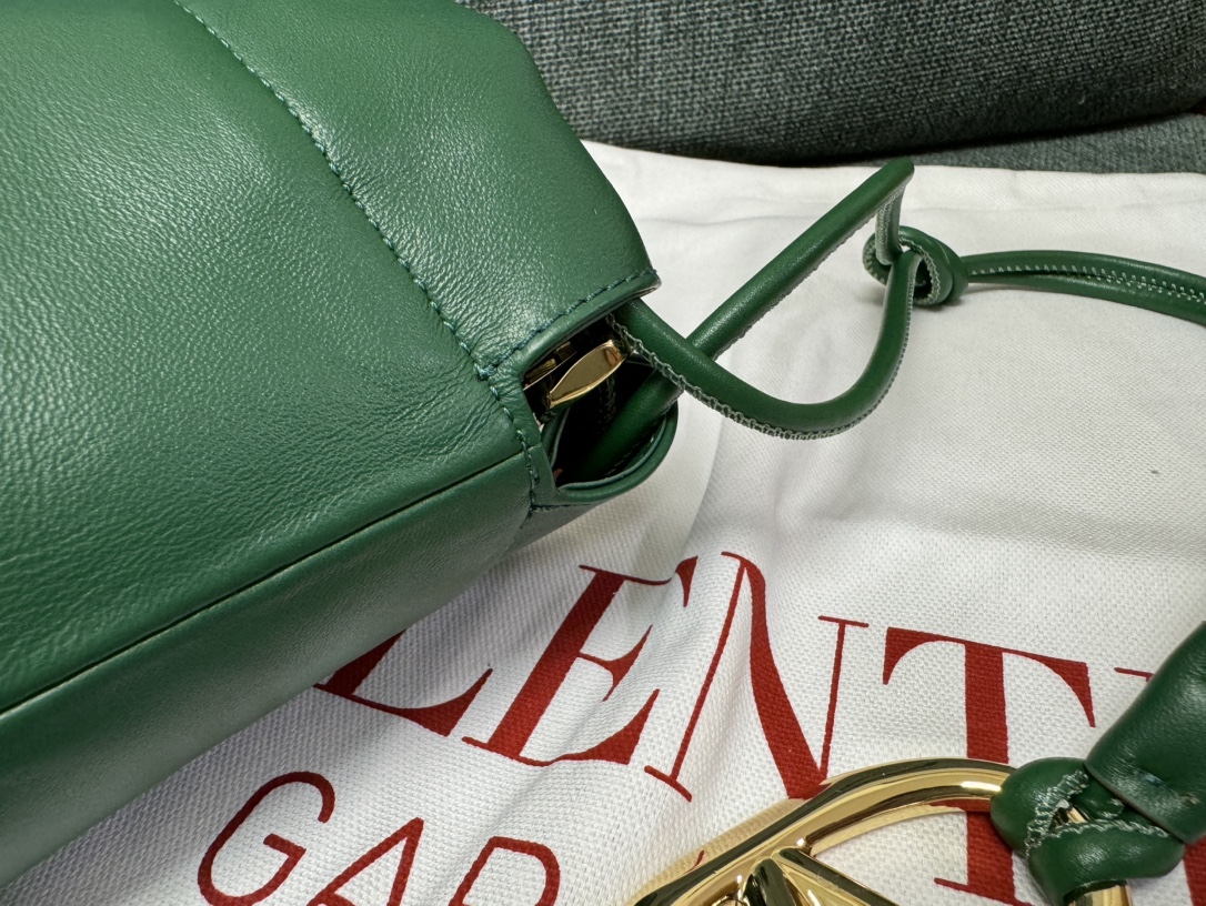 Valentino Garavani Vlogo Pouf Bag-20x17x8CM