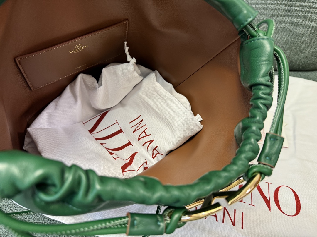 Valentino Garavani Vlogo Pouf Bag-23x19x14CM