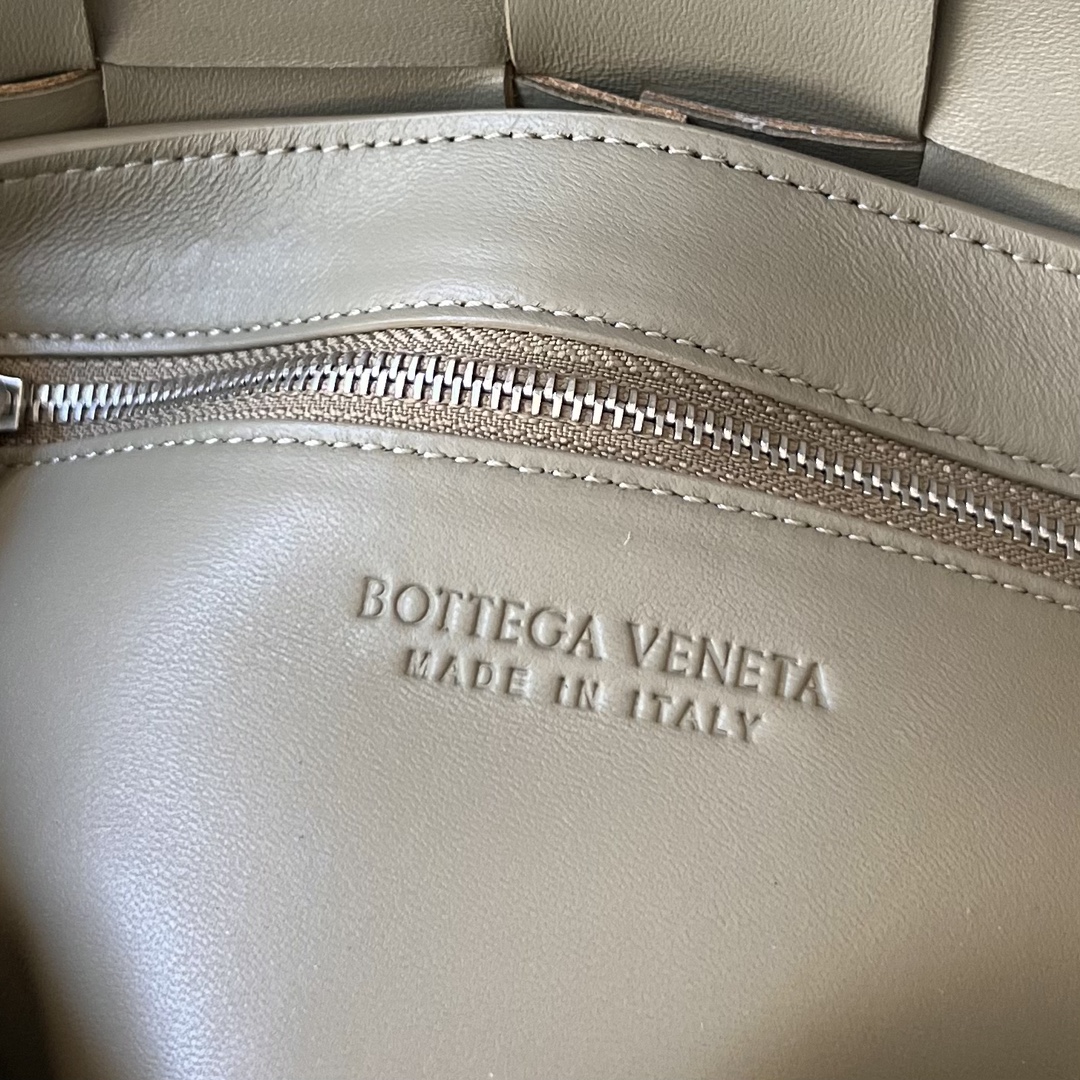 bo*te*ga Ve*ne*ta crossbody bag-23x15x5cm