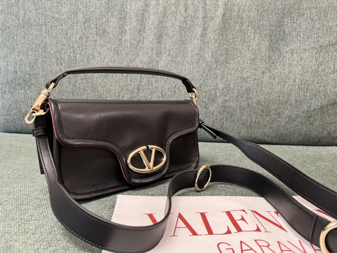 Valentino Vlogo Signature Bag-26*1399CM
