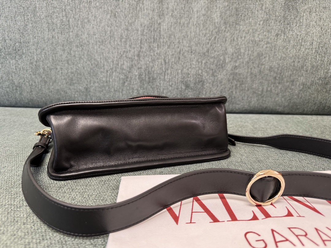 Valentino Vlogo Signature Bag-26*1399CM